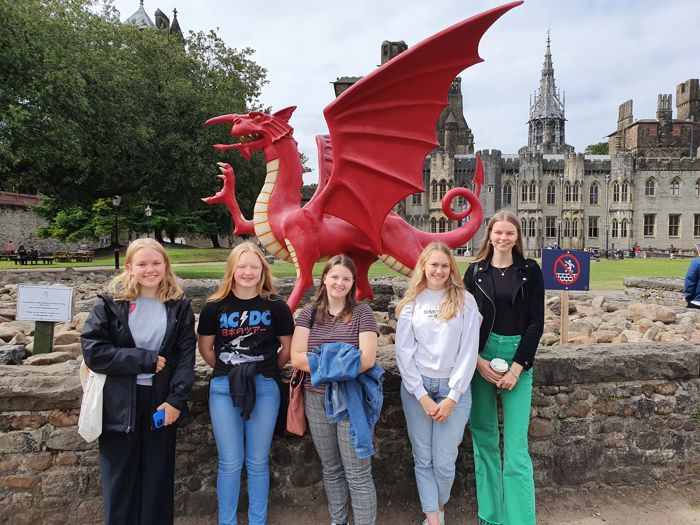  Bilde av elevar ved Cardiff Castle